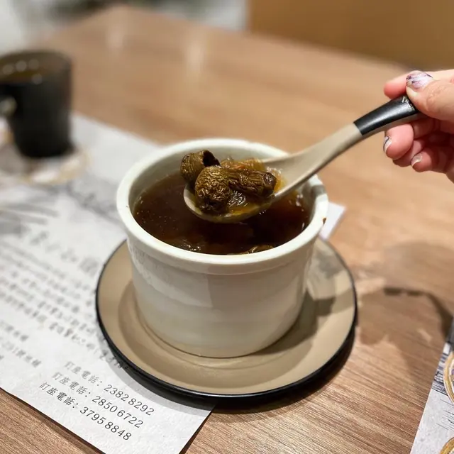 姬松茸雪耳燉雞湯