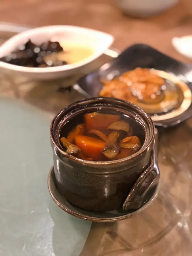 原盅燉姬松茸淮山甘筍黑毛豚肉湯