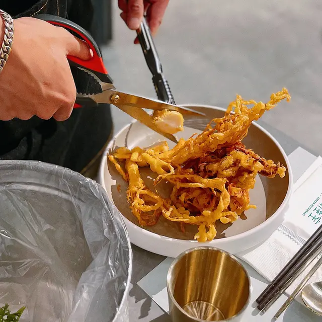 食之前,店員會幫忙剪成一小件,一口size食更滋味!