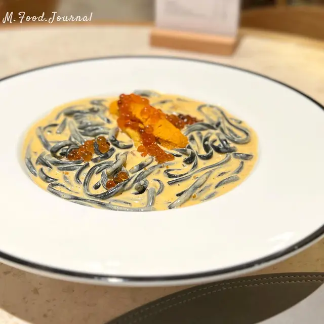 海膽三文魚子竹炭烏冬