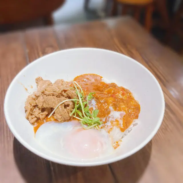 溫泉蛋肉醬牛肉飯