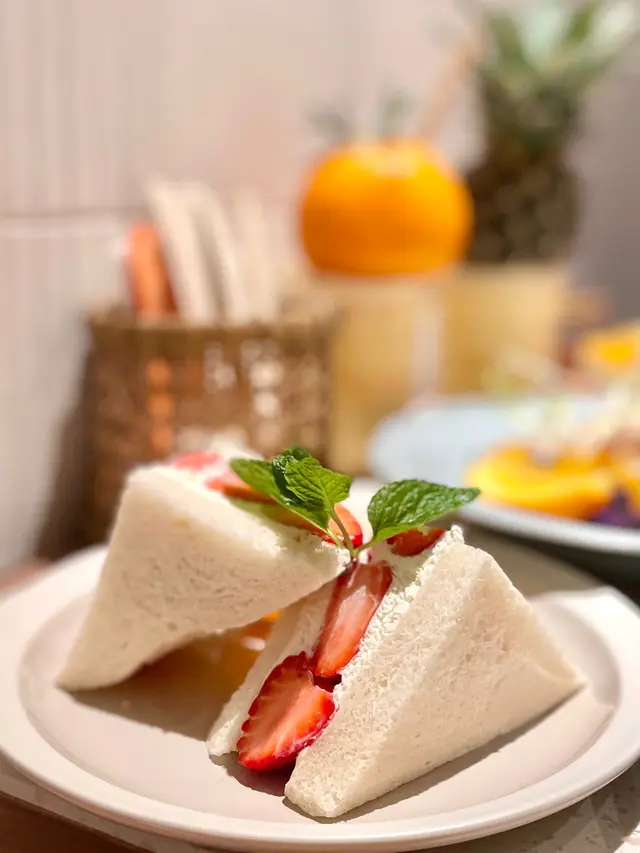 水果只會用當做嘅水果，而士多啤梨正正好就係一個非常時令嘅水果，🍓出自韓國嘅士多啤梨，相對上又甜又爽口，🍓放落軟綿綿又充滿奶香嘅忌廉度，顯得中和一下綿密緊致嘅感覺，🍓又帶嚟更多酸甜酸甜。忌廉同麵包三文治絕對係非常好拍檔