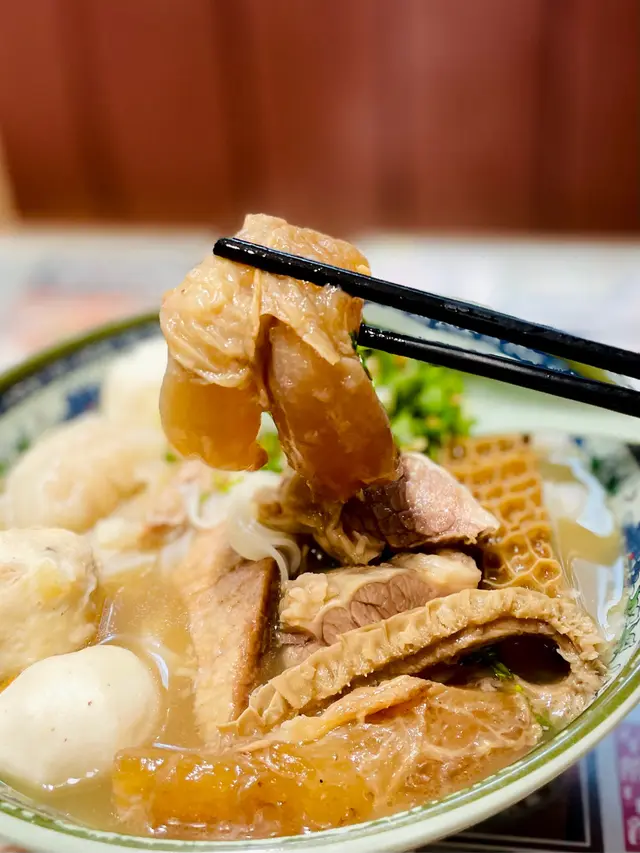 牛筋嘅味道同樣都係無懈可擊,🥩可以見到每一條牛筋都係原條奉上,有啲嘅大小直頭係牛孖根咁大同埋咁粗