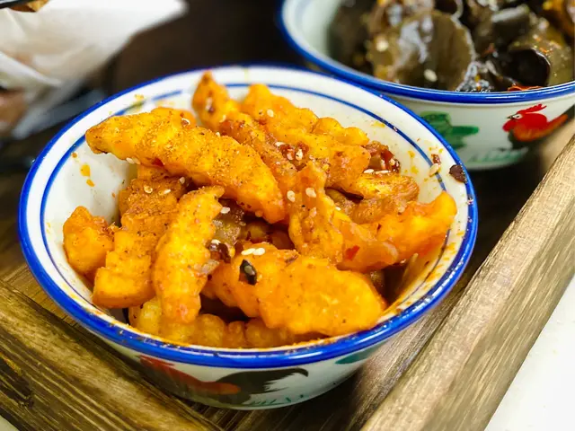 一款亦都係川菜裏面一款好常見嘅小食,其實就即係好似我哋所接觸到嘅扭紋薯條,再加上調味粉,但當然整體來講仍然都有少少差距