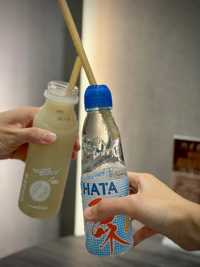 (左) 石榴汁,(右)波子汽水