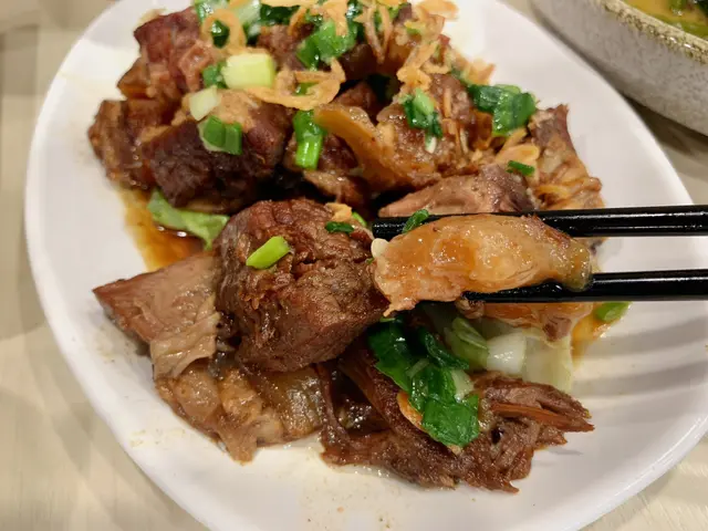 味道冇我想像中咁越式(蕃茄香茅),比較似港式的柱侯醬味道。😂
不過勝在份量足!一碟有2x件牛筋腩!😳超抵食!
