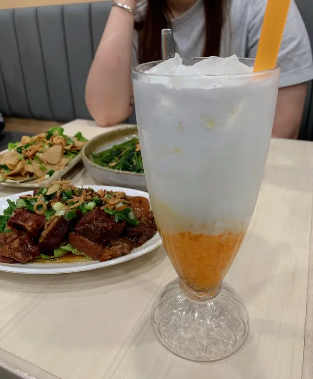 椰汁香濃,配上開邊綠豆,清熱解毒,更添咬口。