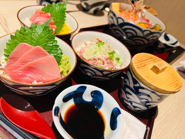 迷你吞拿魚三色丼