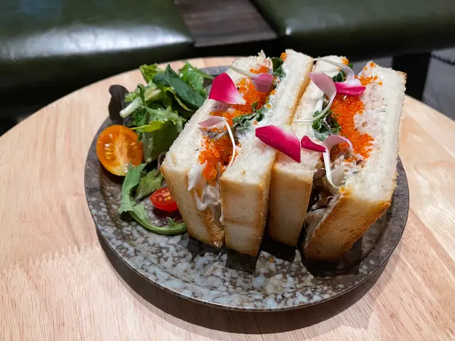 蟹籽蟹肉配檸檬刁草醬三文治