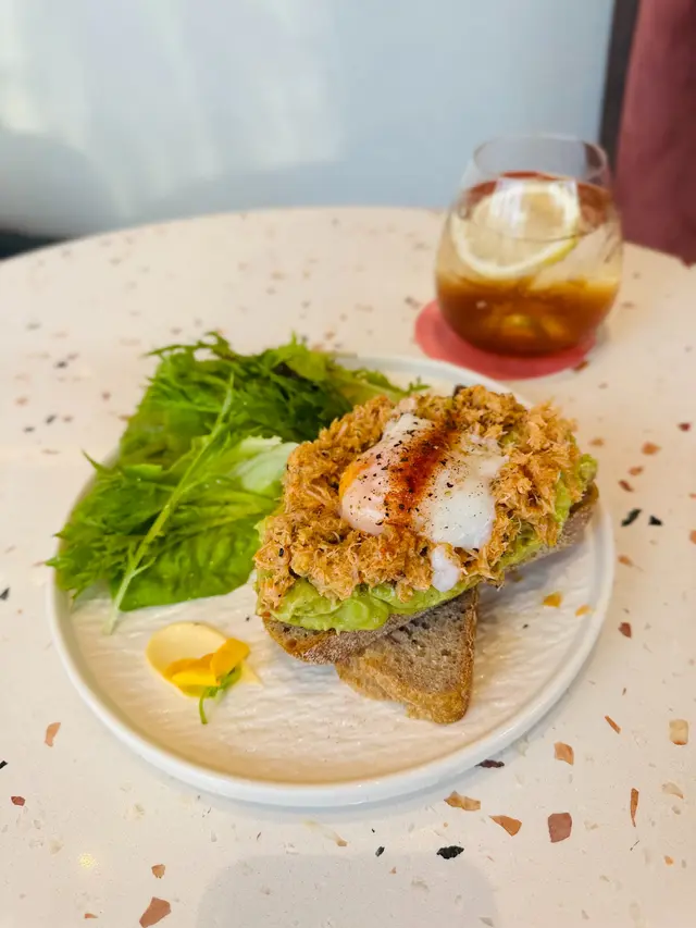 蟹肉牛油果酸種麵包吐司