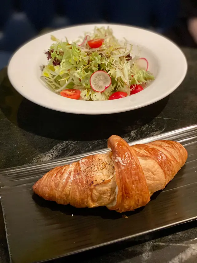 - Signature Lobster Bisque Lava Croissant +HKD 28
- Salad of the Day +HKD 28