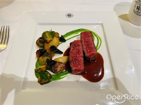 Australian Wagyu beef sirloin served wich saut&#233;ed brussels sprouts, grenaille potato, black fungus, green pea pur&#233;e and Pu-Erh 2000 Infused beef jus - 九龍塘的Tea WG Salon &amp; Boutique