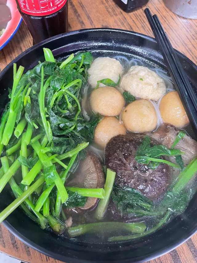 冬菇通菜魚蛋釀豆卜湯米粉