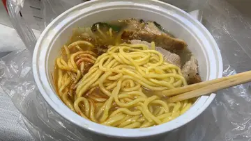 猪颈肉生菜油面