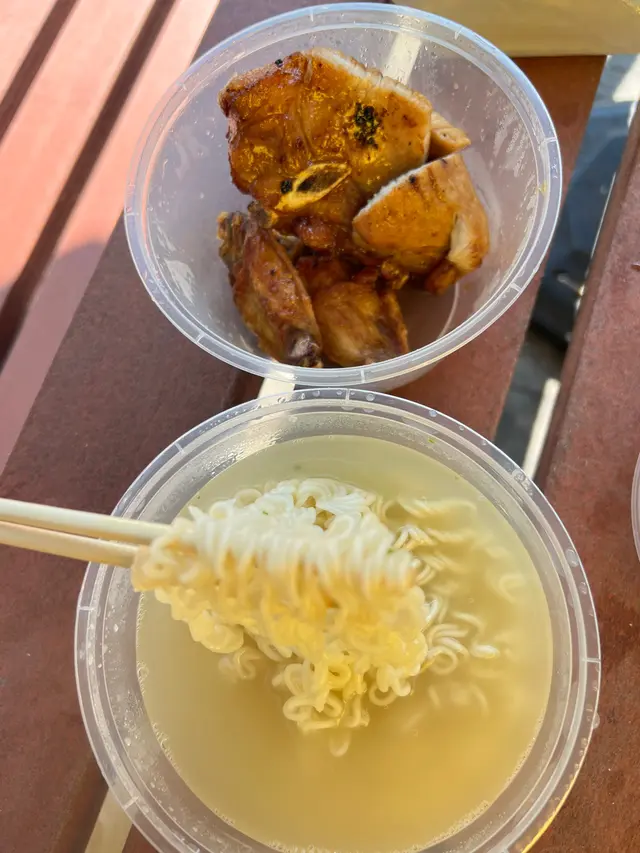 煎豬扒有保留到原有肉質     醬汁味道幾好  但唔夠入味，炸雞翼普通  無乜味  雞皮唔會淋，麵同湯底好普通，建議食飯  撈到豬扒醬汁更好食