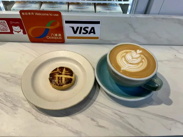 Latte + 布烈塔尼酥餅 