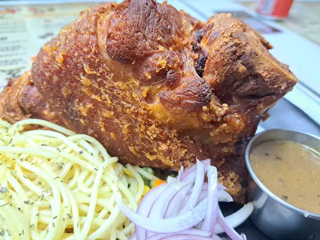 原隻德國脆皮鹹豬手配意粉跟蒜蓉牛油蘑菇汁