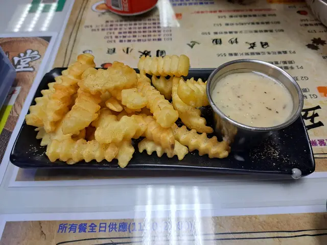 椒鹽炸粗曲薯條伴黑松露芝士汁