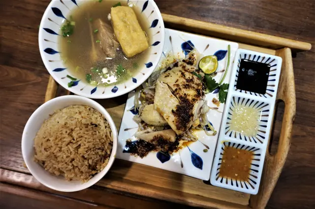 獅城芽菜走地雞飯配輕怡新加坡白胡椒肉骨茶