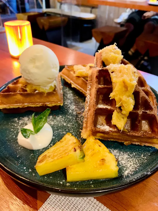 話梅菠蘿醬配窩夫及雪糕