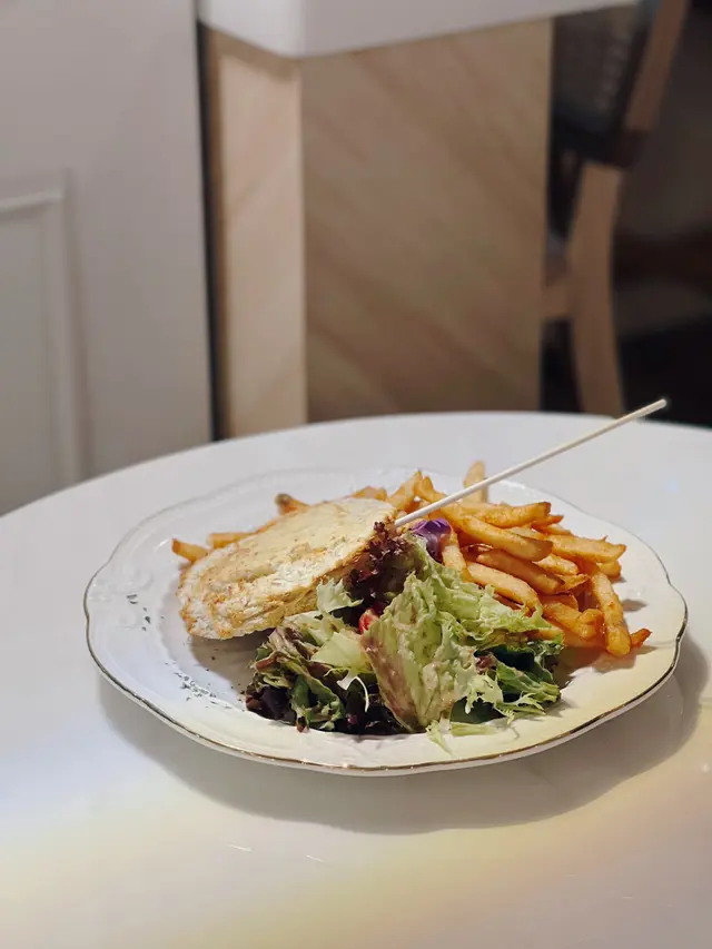 自家製Pizza Pop（芝士巴馬火腿）配炸薯條