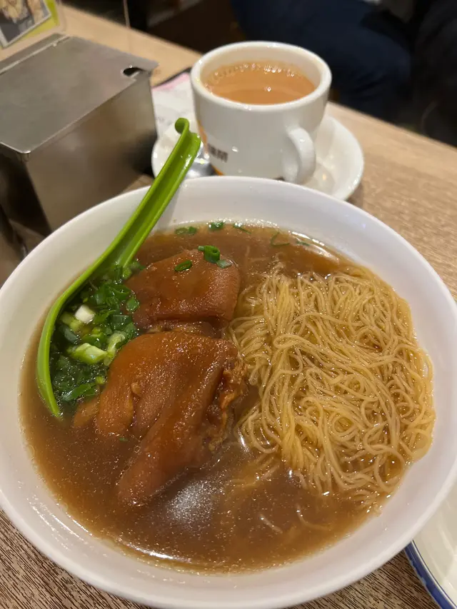 2舊豬手  骨多肉少