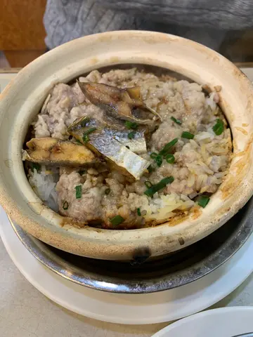 咸鱼肉饼煲仔饭