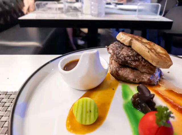 香煎厚切鵝肝伴紐西蘭牛柳