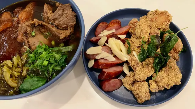 即係鹽酥雞排台灣香腸，
雞排炸皮夠薄，裏面肉質厚肉多汁，
台灣香腸肉香惹味。