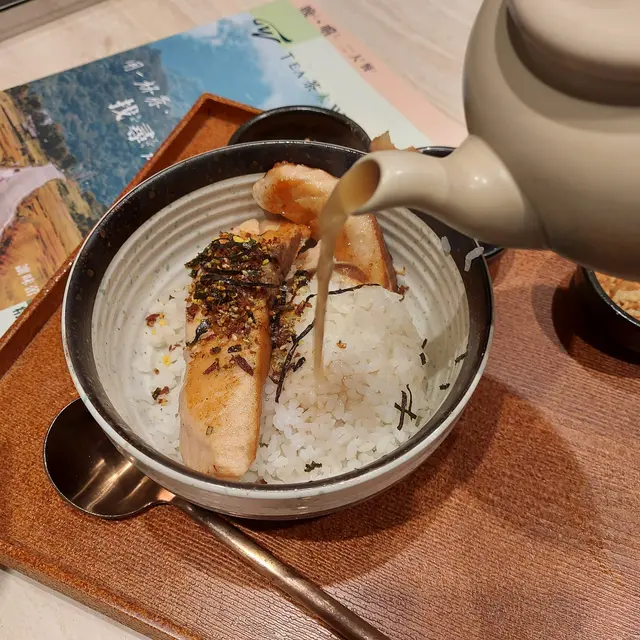 茶香三文魚湯漬飯