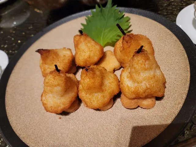 除左外型，同啤梨完全無關。但都係非常好食，用墨魚滑做成啤梨形狀既炸物，唔油膩，好鬆軟，下面加多一塊炸多士，好有口感。