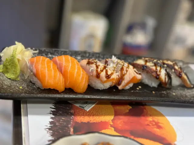 三文魚腩壽司 $16
火炙三文魚腩壽司 $22
鰻魚壽司 $18