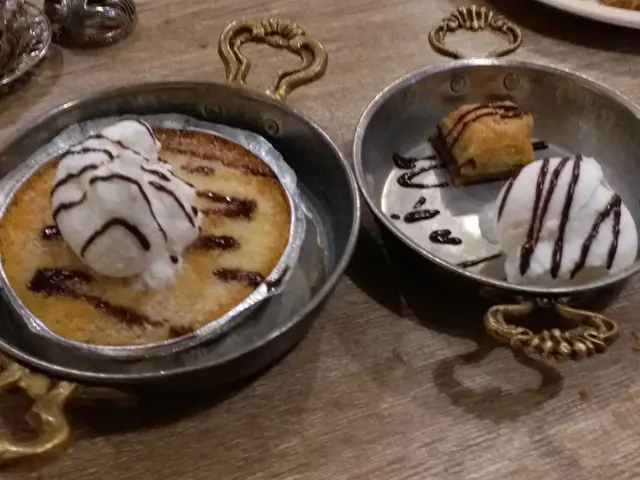 左:拉絲小麥餅, 右: 開心果酥餅