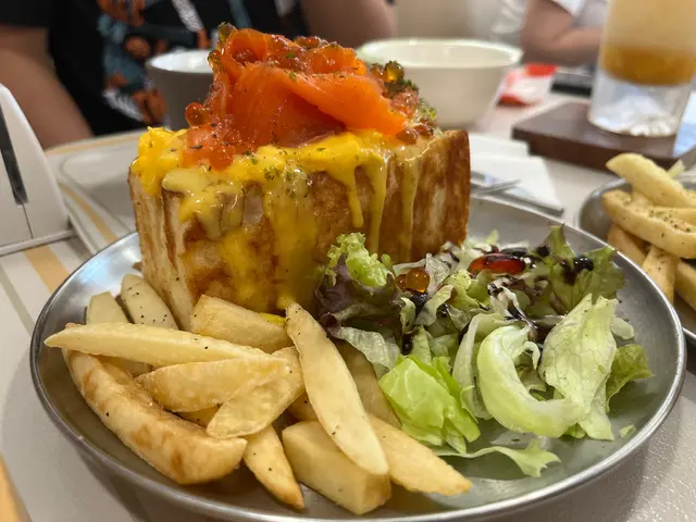 雙重三文魚芝士滑蛋盒子吐司