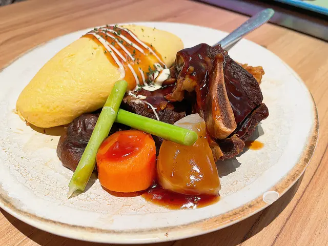 燉牛肋骨蛋包飯