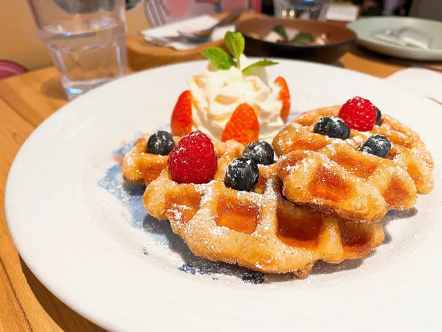 雜莓牛角包窩夫