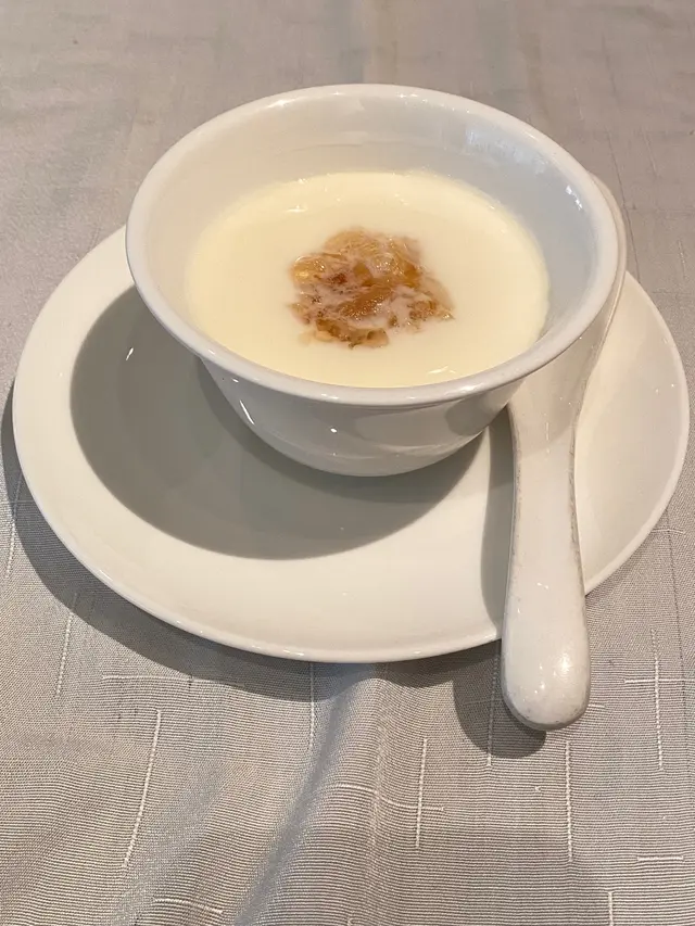 稀杰程度似薑汁撞奶，薑味稍嫌不足，食到底一半嘅時候，發覺奶已經變咗水汪汪 ，總體味道係唔錯，份量偏少，應該要做得杰啲，否則變了薑汁味的奶。