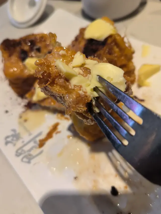 脆脆西多.外層鬆脆.內裡軟熟.好香蛋味足.面頭灑上華田粉加煉奶.再將啲牛油搽喺面.真係有點邪惡感覺👍😋😋😋