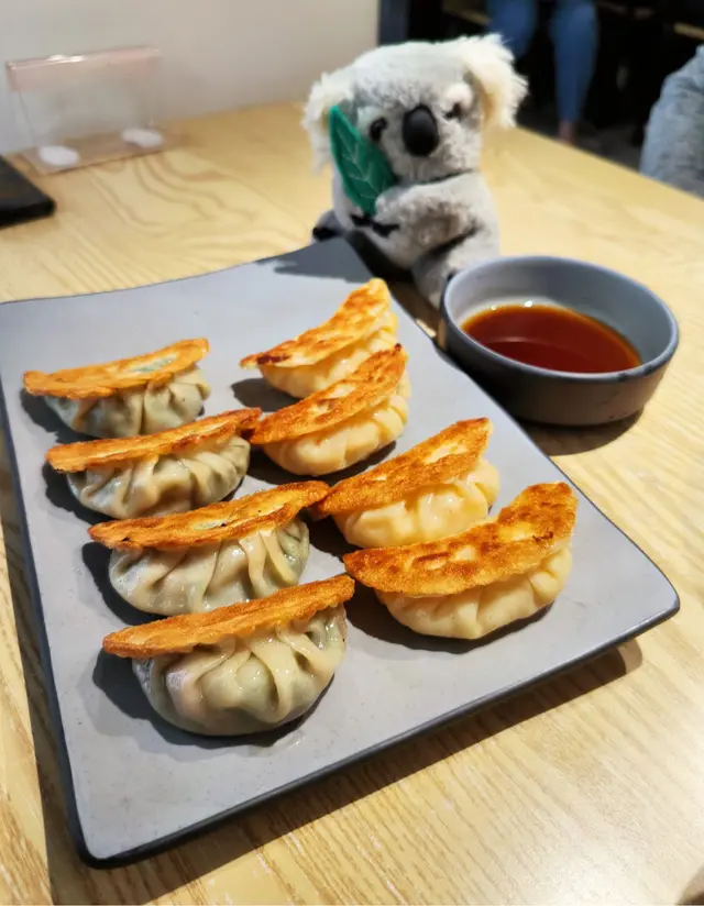 韮菜拼粟米芝士餃.外皮香脆可口.餡料足夠.👍😋😋😋