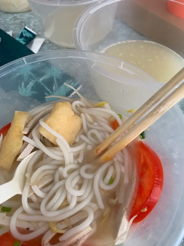 蕃茄扎肉雞翼米線