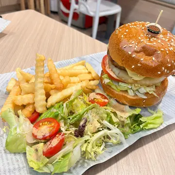 竹炭雙層牛肉漢堡