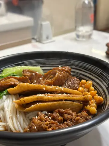 招牌滷鴨片撈米線