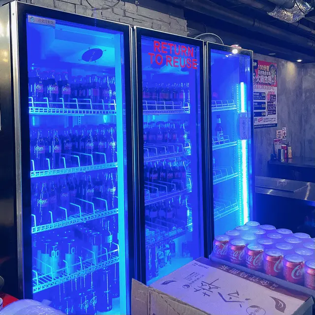 雪櫃入邊有好多樽裝同埋罐裝飲品，款式多幾多呀！