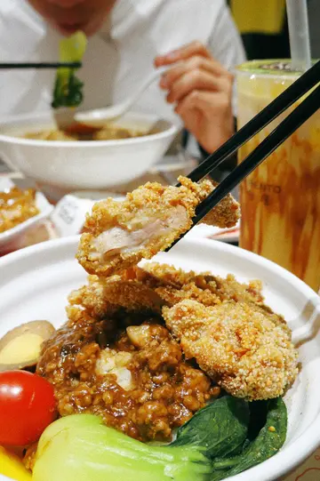 香酥大雞扒肉燥飯