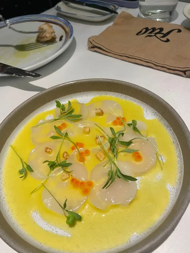 Scallops cured in orange and honey sauce, brioche croutons, sea urchin foam