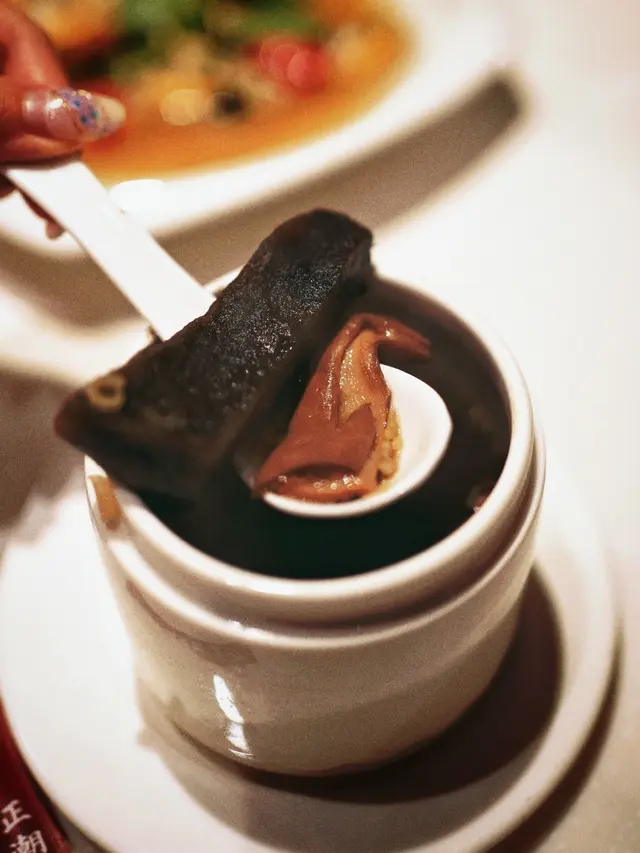 著名潮州靚湯，用上潮州30年以上的老菜脯、豬骨及豬肚燉煮至深黑啡色老菜脯好滋潤補身，消滯化痰對腸胃好，豬肚湯濃郁回甘，帶少許胡椒嘅辛勁冬天飲一啖熱騰騰的湯真係非常暖胃