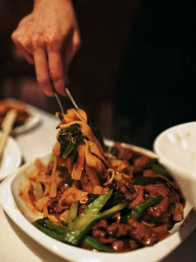 鑊氣十足～河粉軟硬適中再加上菜脯﹑蛋花﹑芥蘭等吸晒沙茶牛肉味，非常濃郁