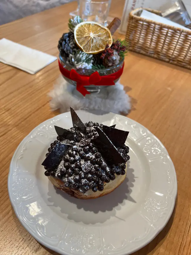 多重朱古力🍫,面頭朱古力🍫醬加一塊塊薄朱古力🍫加朱古力粒,包入面有朱古力🍫cream