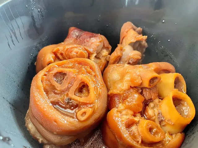 紅燒豬手拌米粉