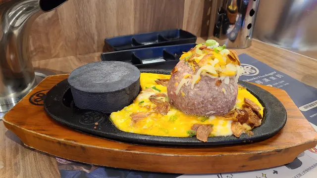 芝士蛋蒜和牛漢堡扒